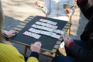 Tålamod, struktur och tur – vad patiens och poker har gemensamt