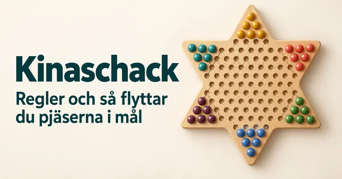 Sexuddigt kinaschackbräde i trä med färgglada kulor bredvid texten ”Kinaschack – Regler och så flyttar du pjäserna i mål”.